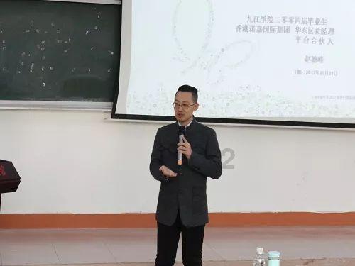黑色修身长袖搭配浅色紧身牛仔裤，这种成熟的打扮是你的风格吗？